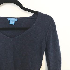 ** White + Warren ** cashmere v-neck sweater